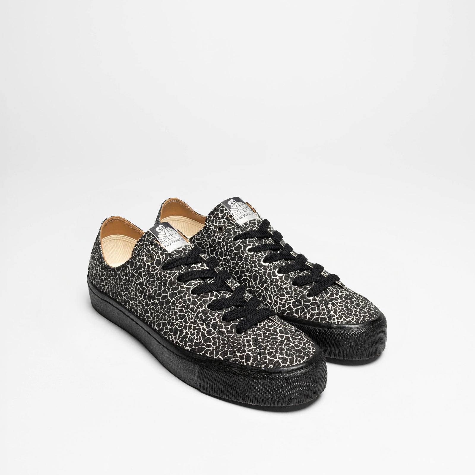 VM003 Canvas Lo Cracked Black White