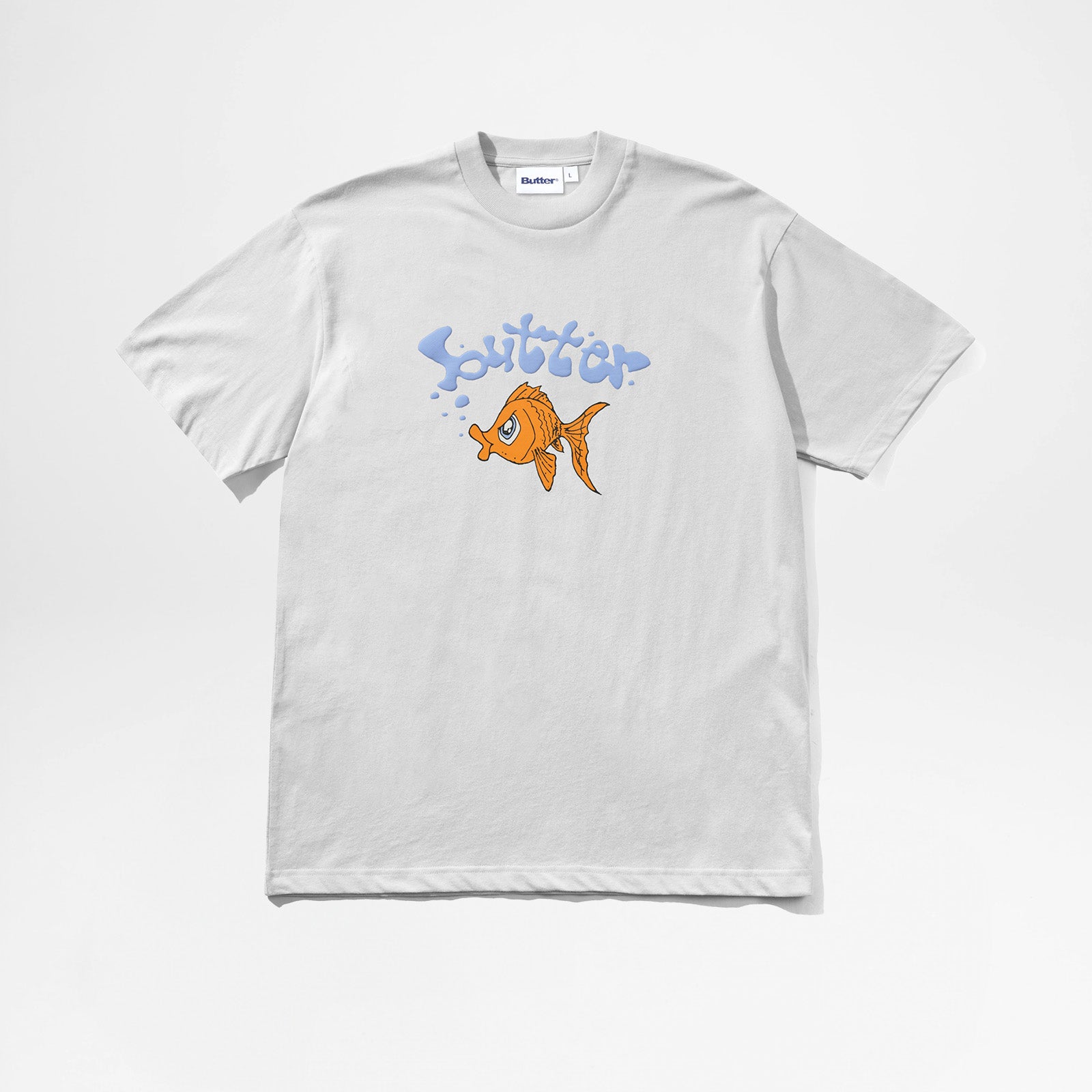 https://cdn02.plentymarkets.com/1t4q64x4rcv9/item/images/6225/full/Butter-0015-Goldfish-Tee-Cement-2.jpg