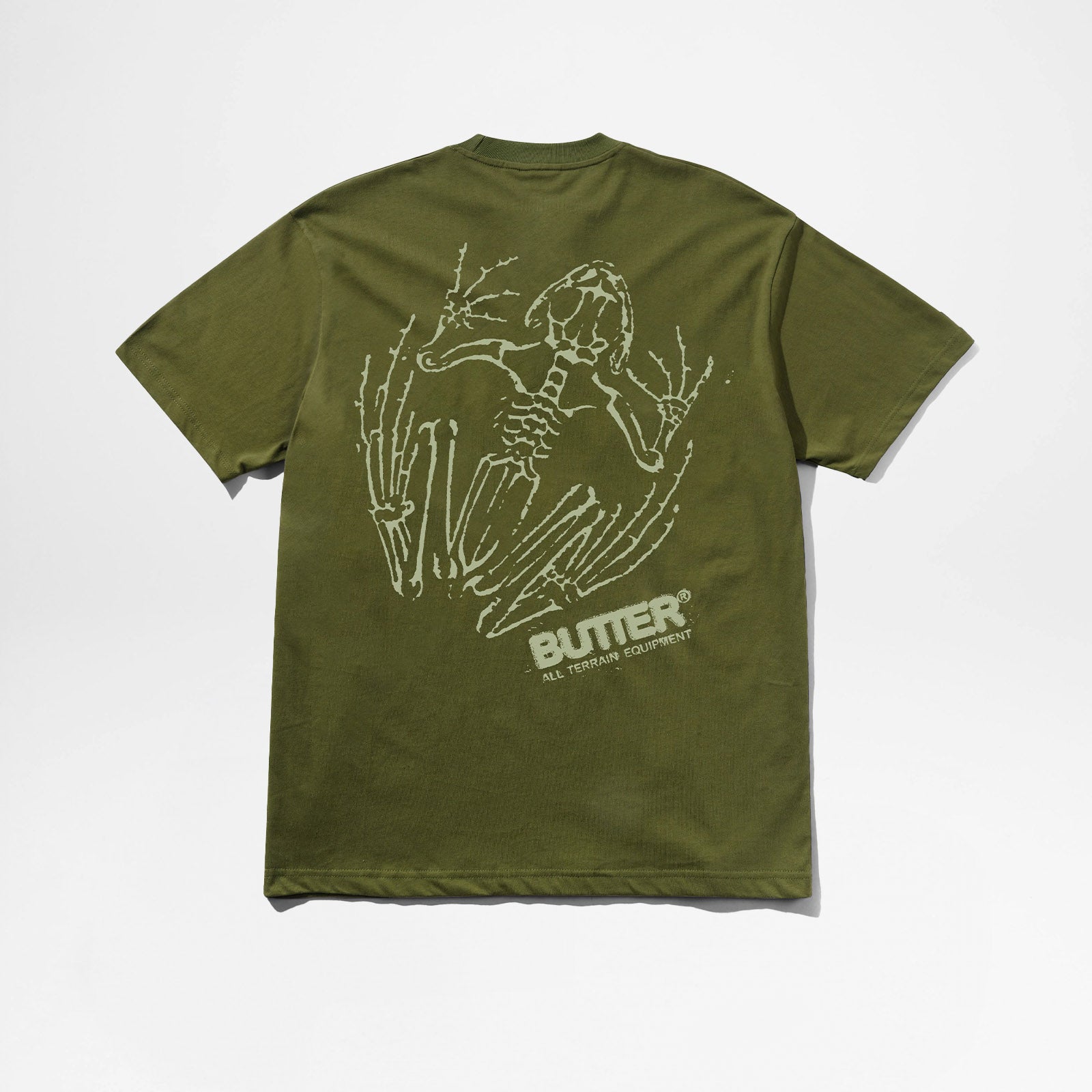 https://cdn02.plentymarkets.com/1t4q64x4rcv9/item/images/6273/full/Butter-0047-Fossil-Tee-Moss-3.jpg