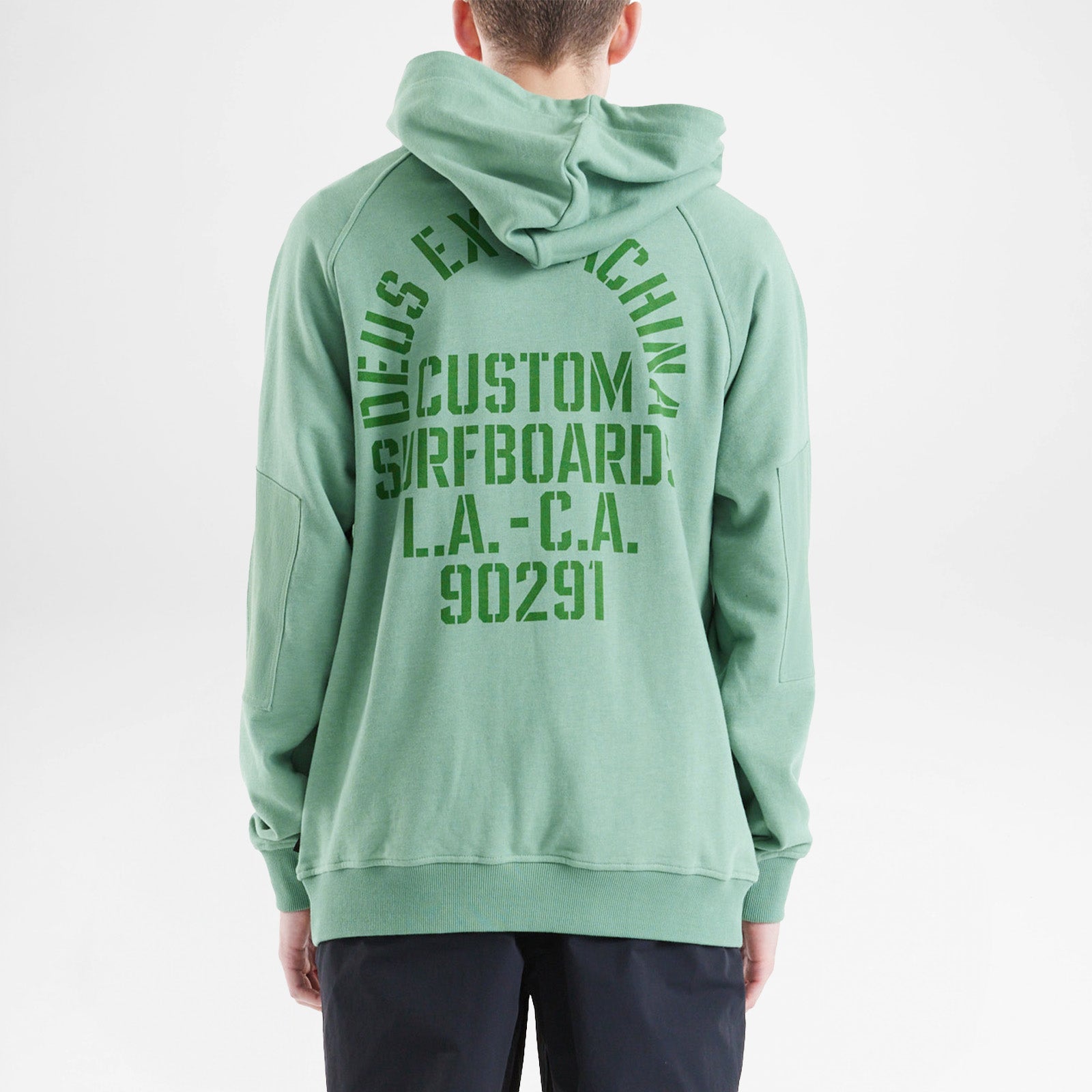 https://cdn02.plentymarkets.com/1t4q64x4rcv9/item/images/6036/full/deus-curious-zuschnitt-plenty-20250303-0095-DMP258986-Quay-Hoodie-Shale-Green-4.jpg